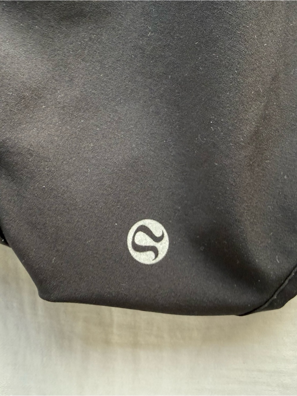 Lululemon Speedups shorts low rise 2.5” black size 6 - Picture 3 of 5